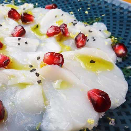 Carpaccio von der Jakobsmuschel mit Zitronenöl und Granatapfel