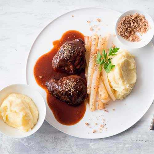 Veal cheeks with black salsify and spiced brittle