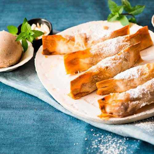 Strudel with pears, dates and red wine spice sauce