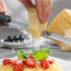 Microplane Premium Classic Zester Anwendung Parmesan / Orange