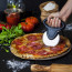 Microplane Specialty Pizzaschneider schwarz Anwendung