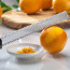 Microplane Premium Classic Zester Anwendung Parmesan / Orange