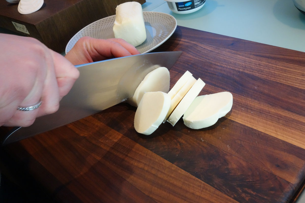 Mozzarella in etwa 1 bis 1 ½ Zentimeter dicke Scheiben schneiden